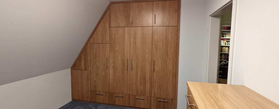 Kleiderschrank im Dachgeschoss